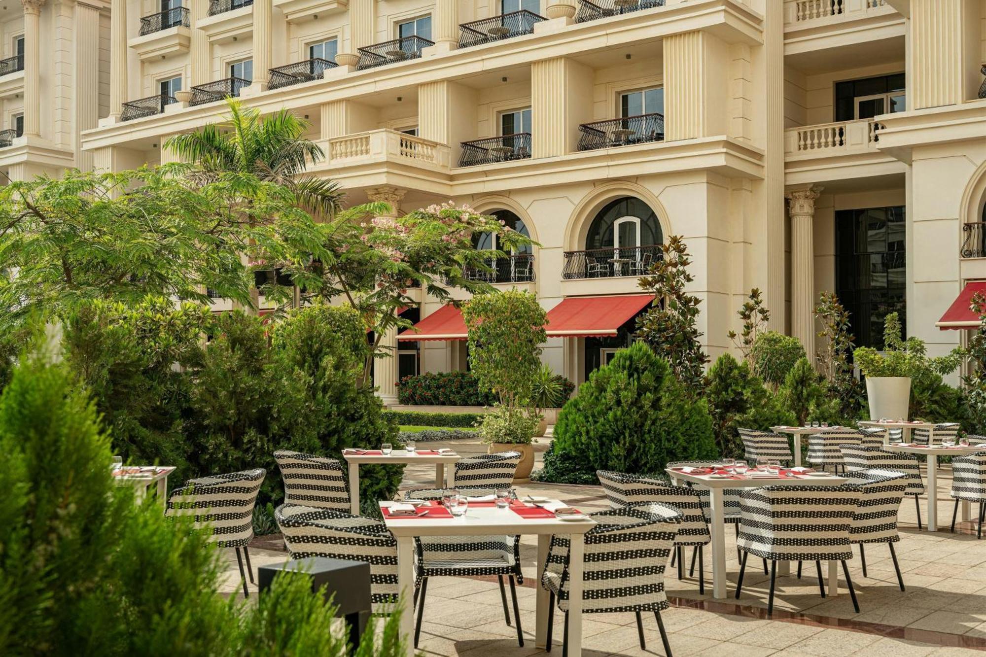 The St Regis New Capital Cairo Hotel Buitenkant foto The outdoor terrace of the restaurant