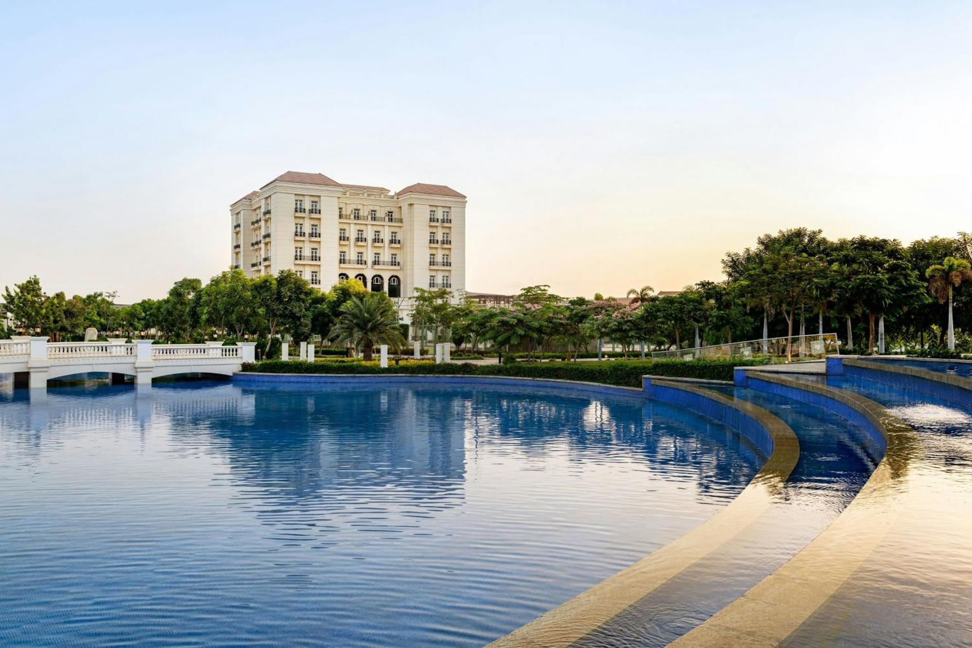 The St Regis New Capital Cairo Hotel Buitenkant foto View of the lake at the heart of the community